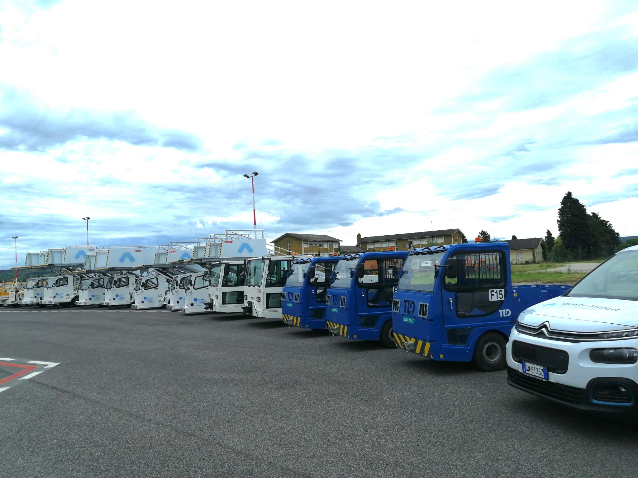 Copertina per Fotovoltaico, mezzi elettrici e zero emissioni: così l'aeroporto di Ronchi diventa green