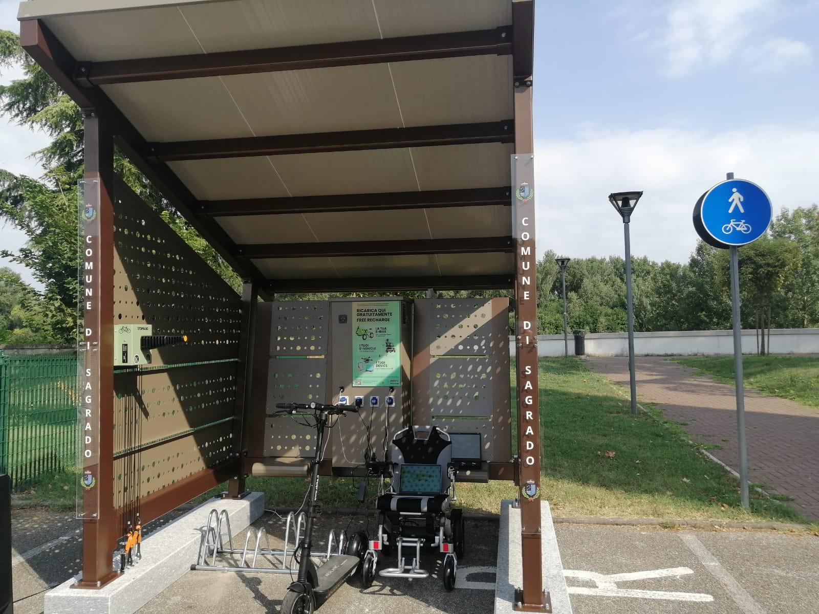 Copertina per A Sagrado ecco Margherita, ricaricare gratis ebike e computer sotto la pensilina