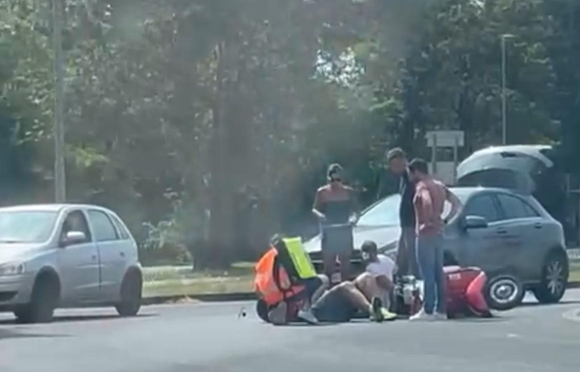 Immagine per Scontro tra Vespa e auto sulla rotonda di Fogliano, due persone in ospedale