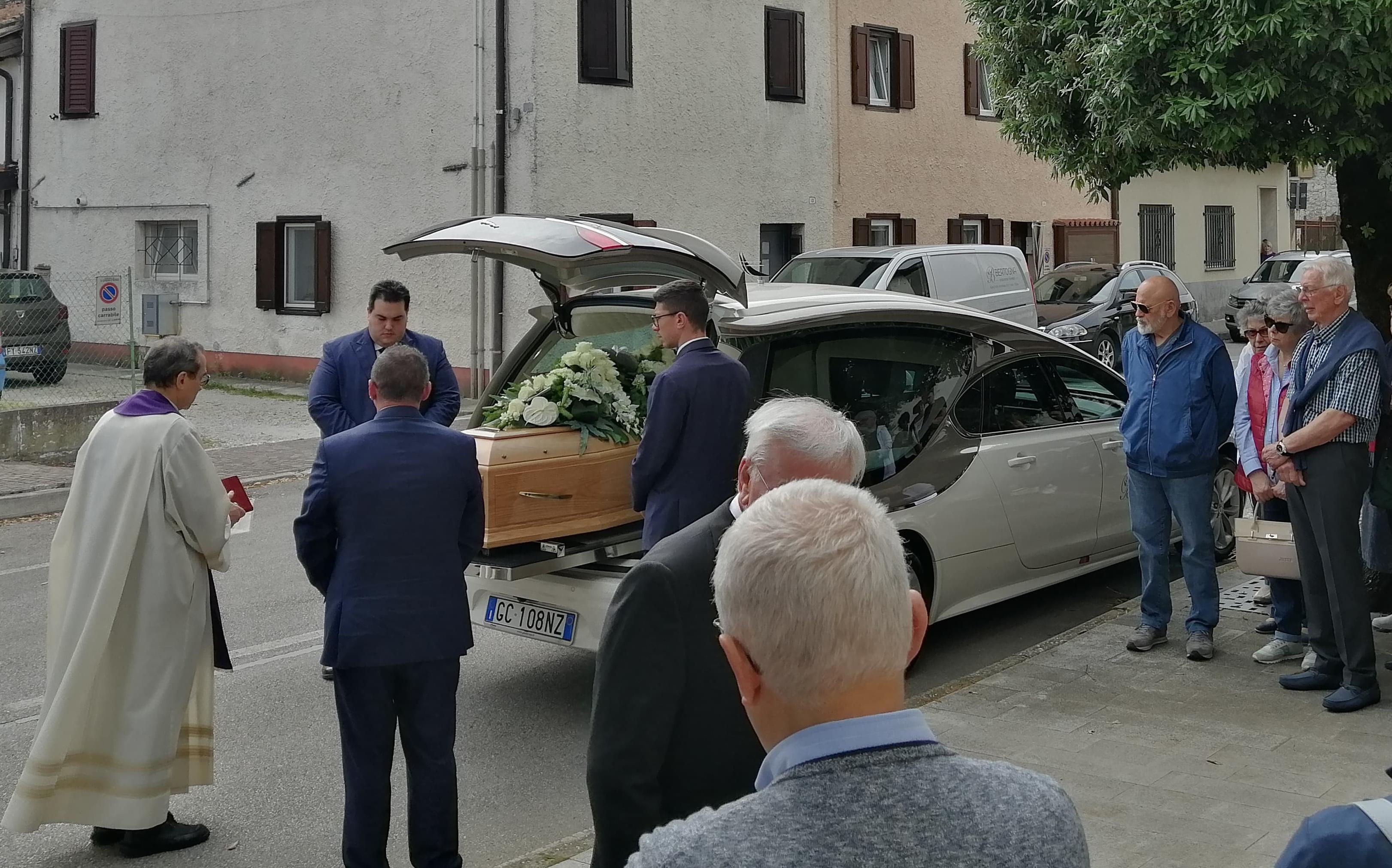 Copertina per L'ultimo addio a don Giordani nella sua Pieris, le preghiere tra la comunità