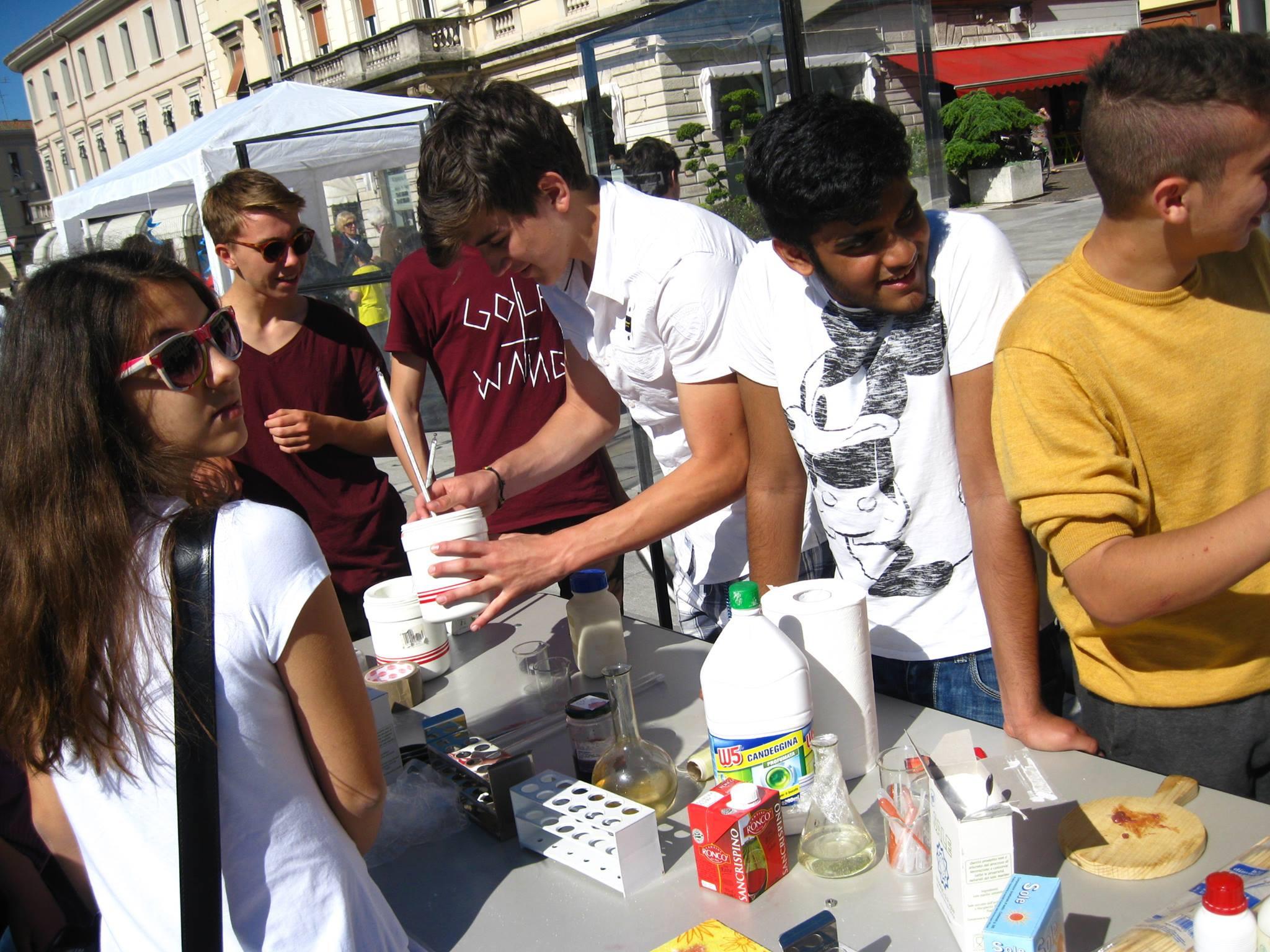 Immagine per Il Festival del sapere scientifico torna in piazza, gli esperimenti a Monfalcone