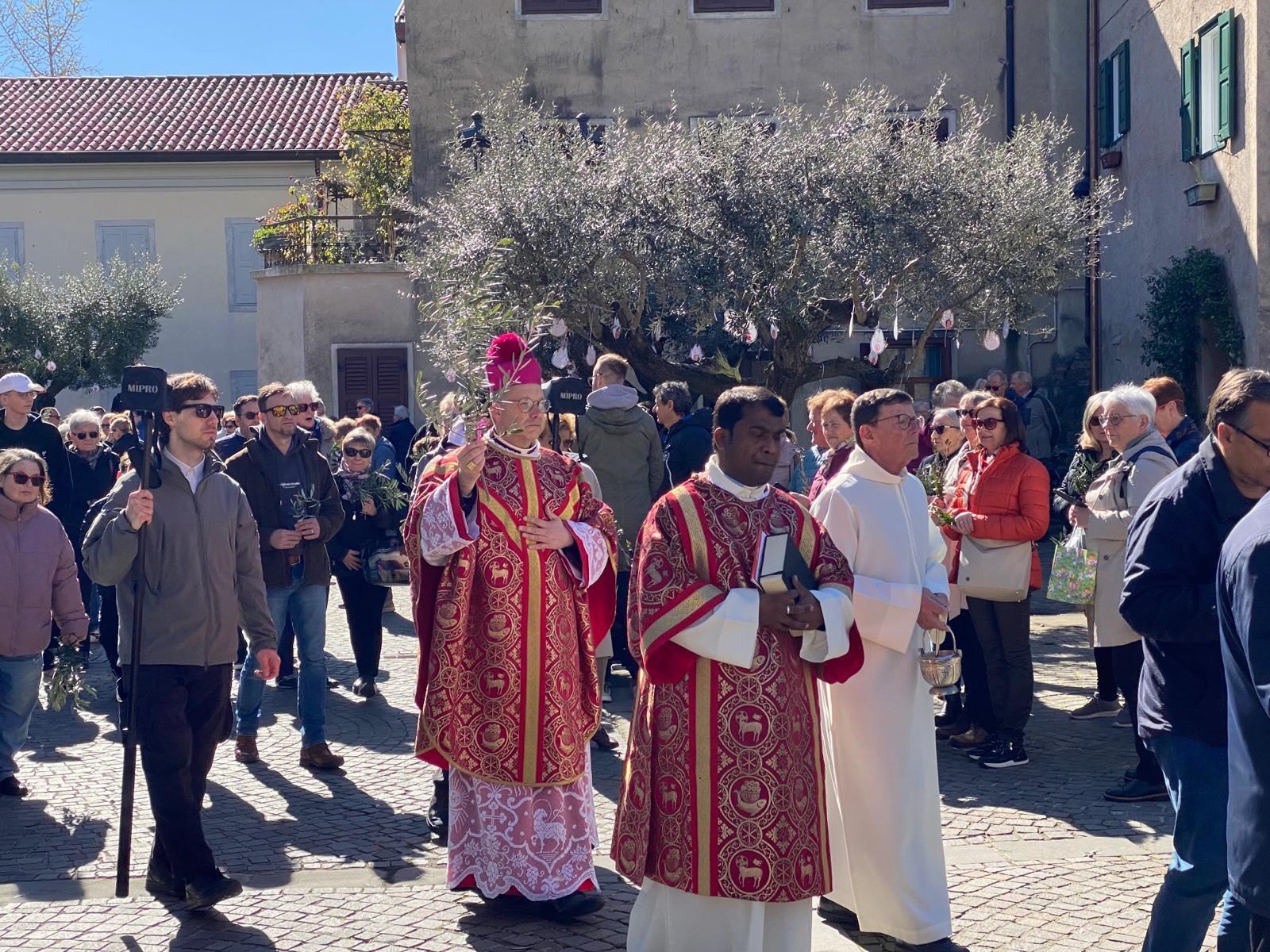 Immagine per Grado apre la settimana di Pasqua con le Palme e il sole, fedeli e turisti sull'isola