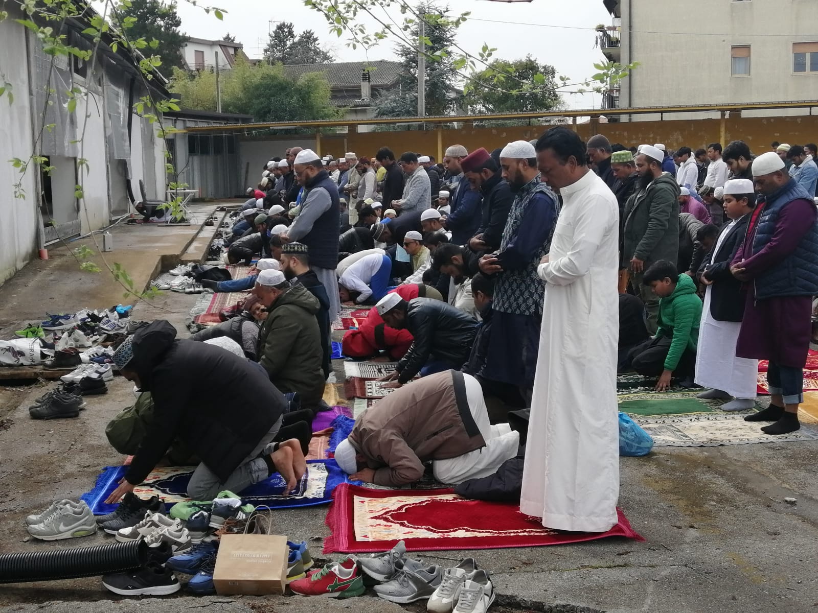 Immagine per Preghiere nel penultimo venerdì di Ramadan, fedeli nell'ex Hardi a Monfalcone