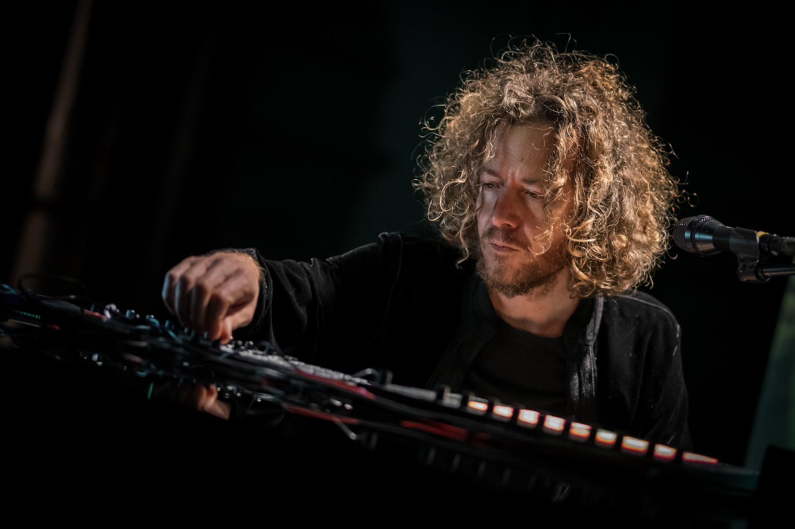 Copertina per Cormons, gran finale per ‘Il mondo fuori’ con Alex Braga che unisce musica e Intelligenza Artificiale