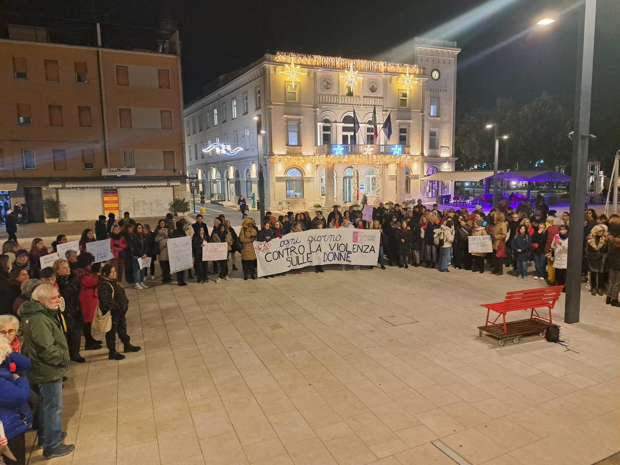 Immagine per Monfalcone, Stop alla violenza sulle donne in tutte le sue forme: più di 150 persone sfilano in centro città