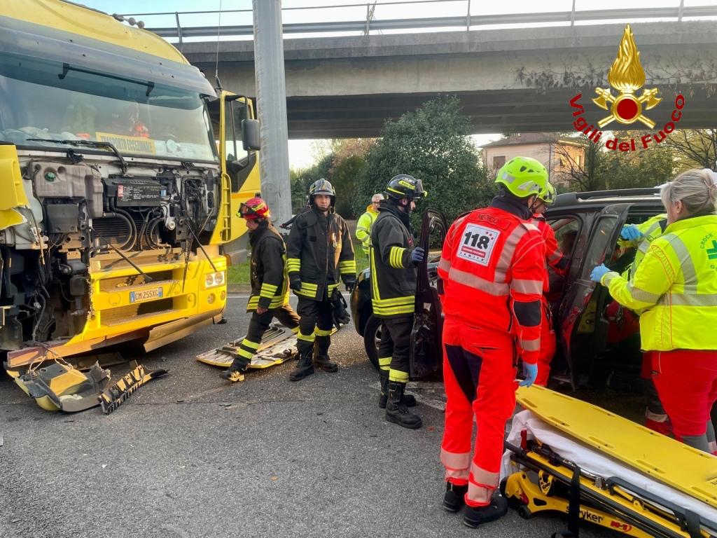 Copertina per Strada Statale 351, scontro tra auto e autoarticolato: una donna ferita