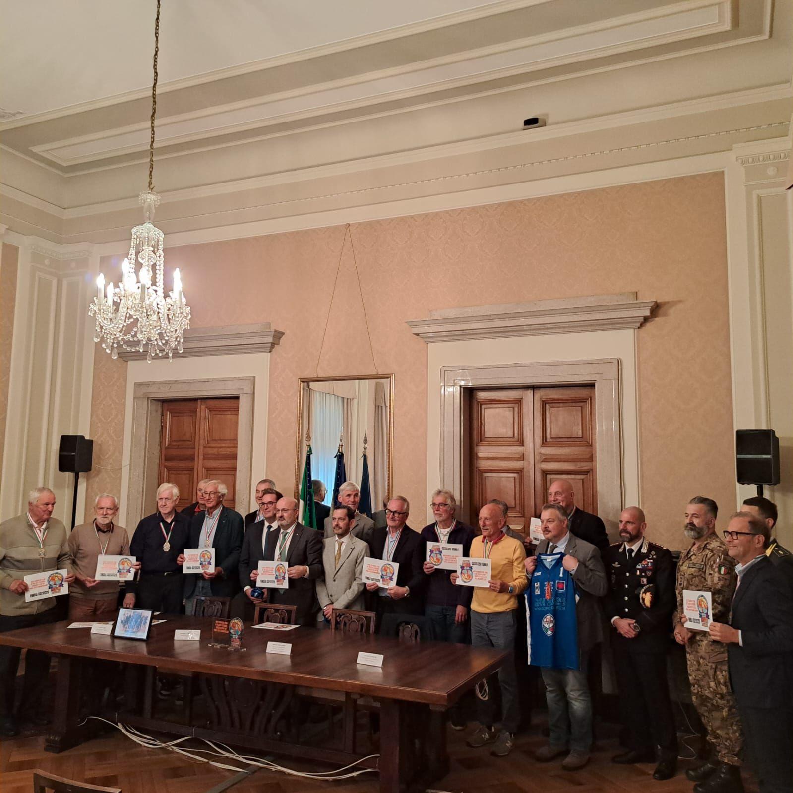 Immagine per Gorizia, la squadra italo slovena di basket over 75 ospitata in Prefettura