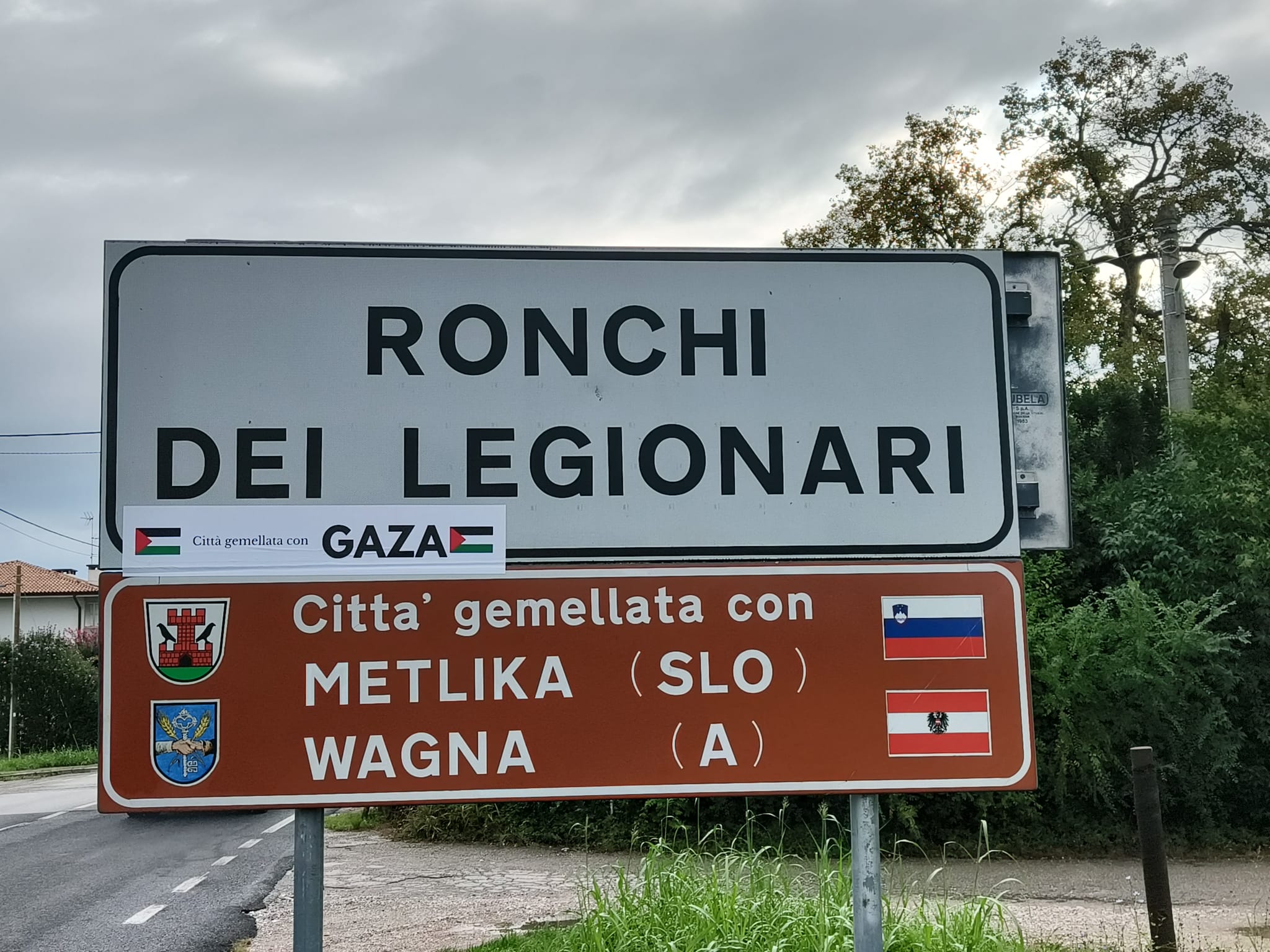 Copertina per Ronchi, adesivi pro Gaza sui cartelli stradali di ingresso alla città, Benvenuto: «Nessun gemellaggio ufficiale»