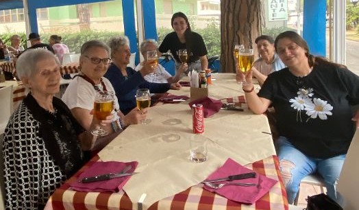 Copertina per Fotonotizia – Un’uscita piena di ricordi tra circo acquatico e pizzeria per alcuni ospiti di Casa Serena