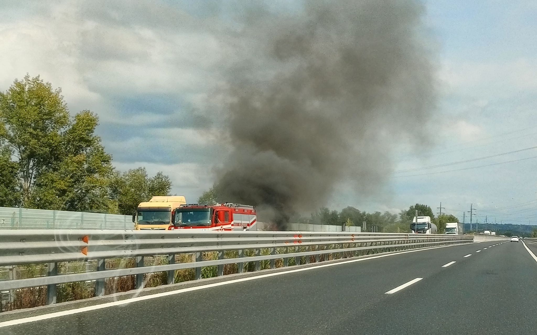 Immagine per Autoarticolato a fuoco tra Redipuglia e Villesse. Illeso l’autista, traffico regolare 