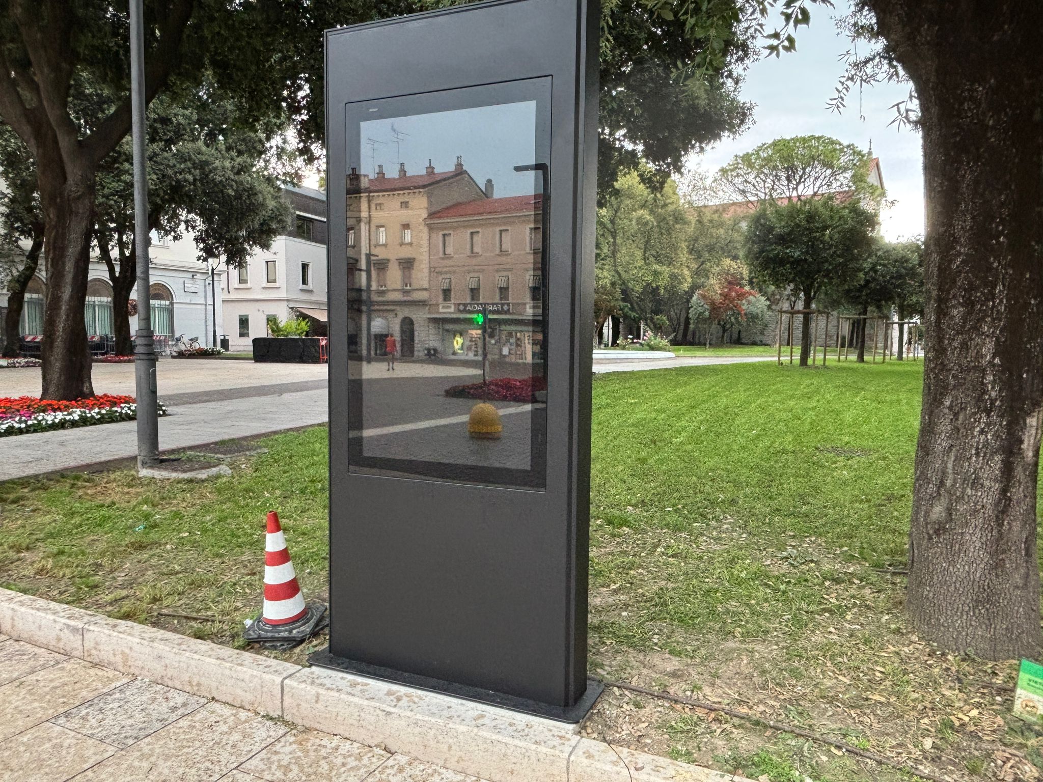 Monfalcone, installato il primo totem multimediale del Distretto del Commercio