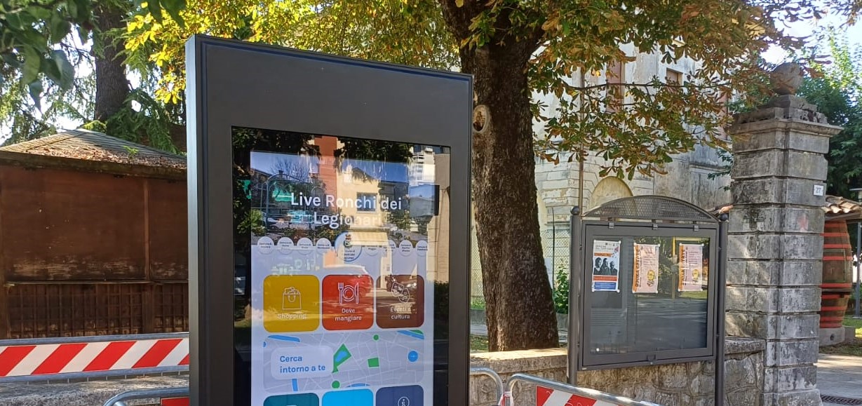 Ronchi guarda al futuro digitale, installato in piazza Unità il totem del Distretto Commerciale