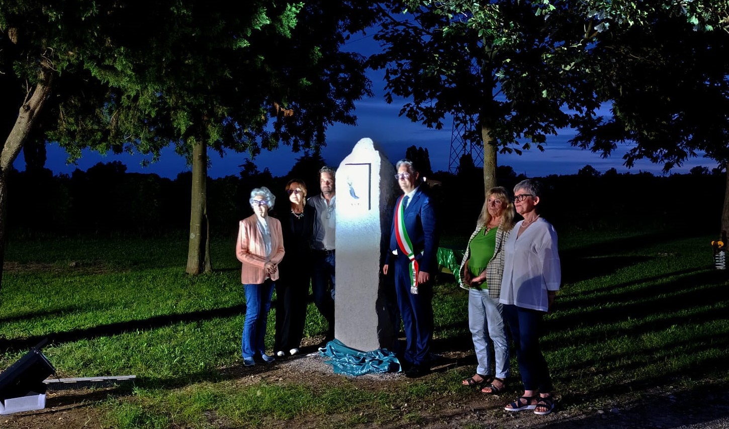 Versa, accolta ‘Olma’: la statua che racconta l’anima di Celso Macor. Ricordati cento anni di radici e poesia 