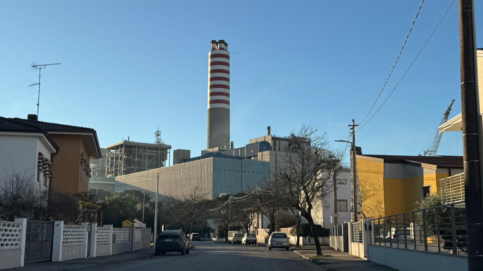 Lettere - Monfalcone e la sua ciminiera, «non si abbatta, è il faro industriale che congiunge Carso e mare»