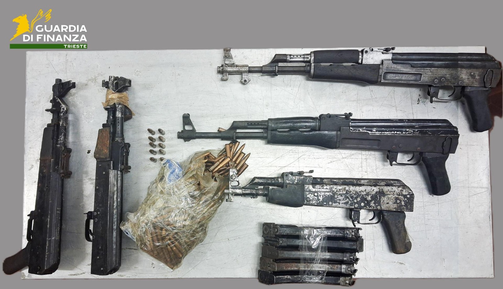 Immagine per Gorizia, due arresti per traffico internazionale di armi. Sequestrati 5 kalashnikov e 356 cartucce