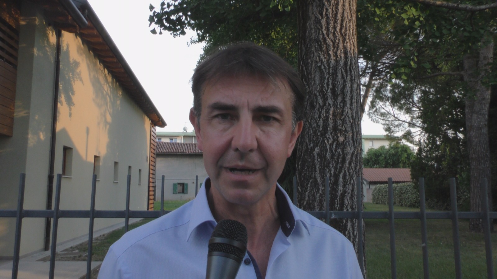 Immagine per Scontro Benvenuto – Vecchiet, il sindaco: «Inaccettabile l’attacco al parroco. È divisivo»