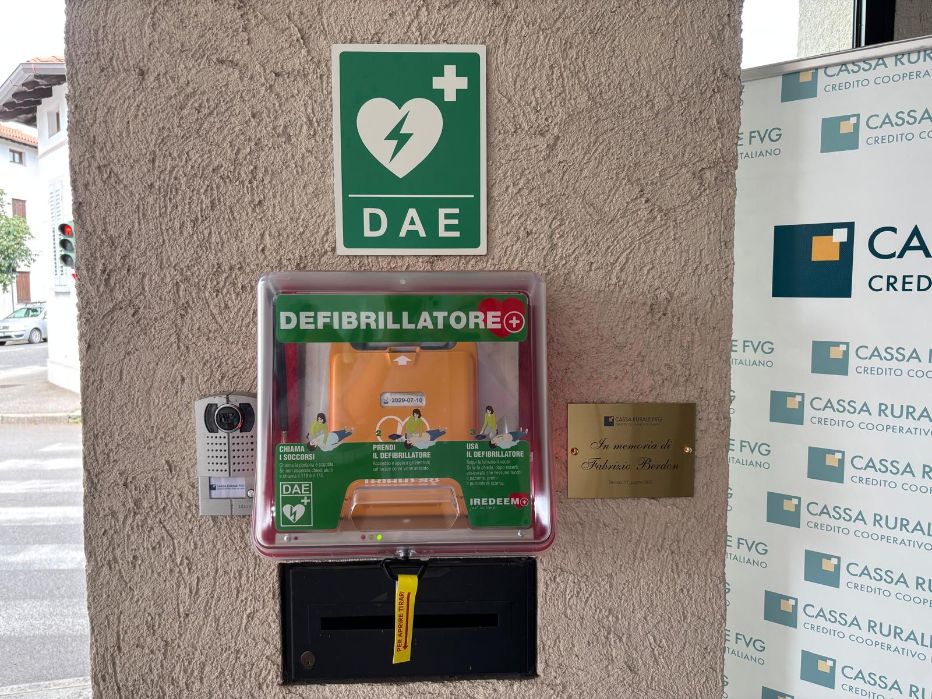 Copertina per Lucinico, la Cassa Rurale FVG dona un defibrillatore in memoria di Fabrizio Berdon