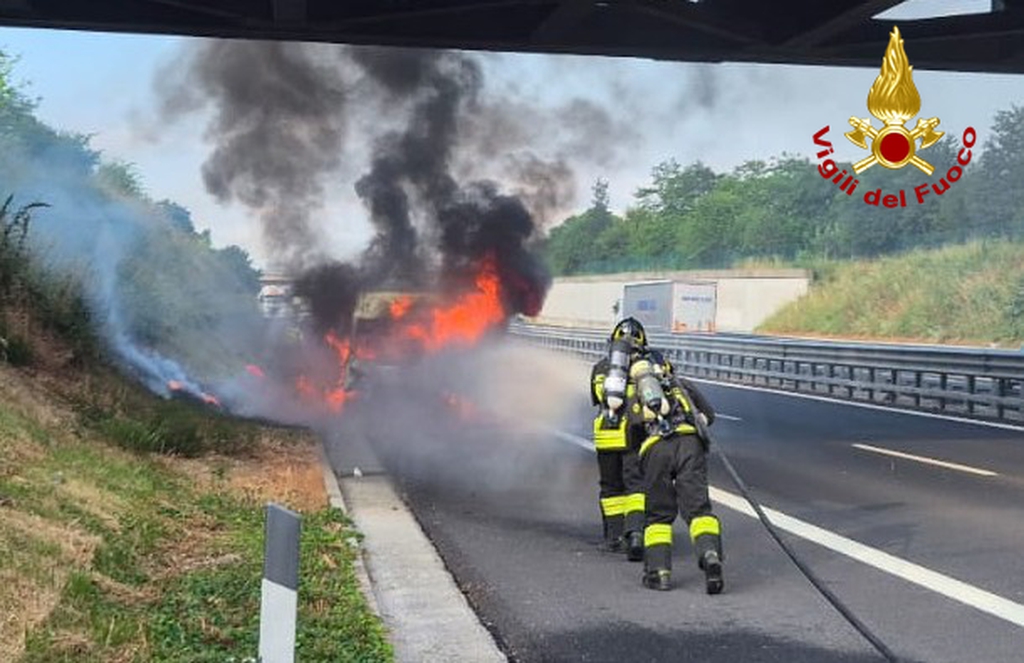 Copertina per Furgone in fiamme sulla A34 tra Gradisca e Villesse. Traffico da bollino rosso
