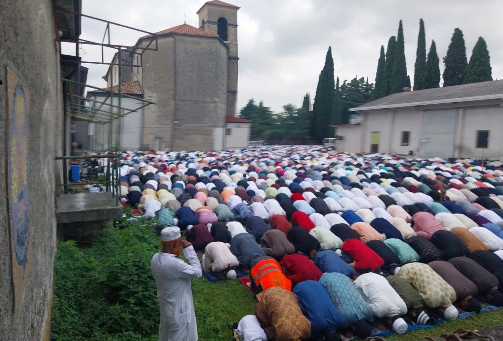 Monfalcone e il ‘Gesù coperto’ alla Festa del Sacrificio, il centrosinistra difende il parroco sull’accoglienza ma avverte: «Gesto irrispettoso» 