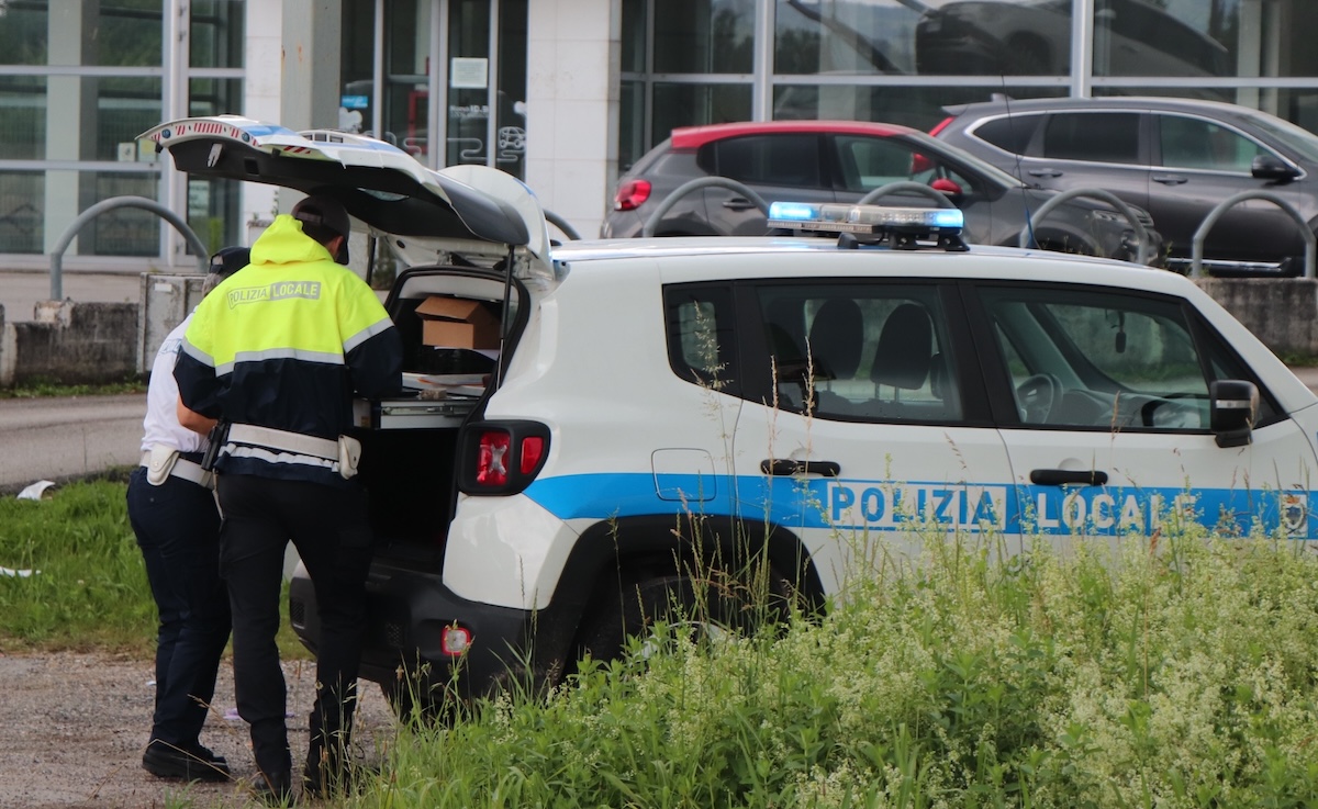 Immagine per Monfalcone, la Polizia Locale 'stringe' su ciclisti e conducenti di monopattini senza luci: 20 sanzionati