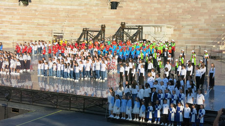 Immagine per Dal palco dell’Arena di Verona a quello di casa: il Piccolo Coro di Monfalcone protagonista per la solidarietà