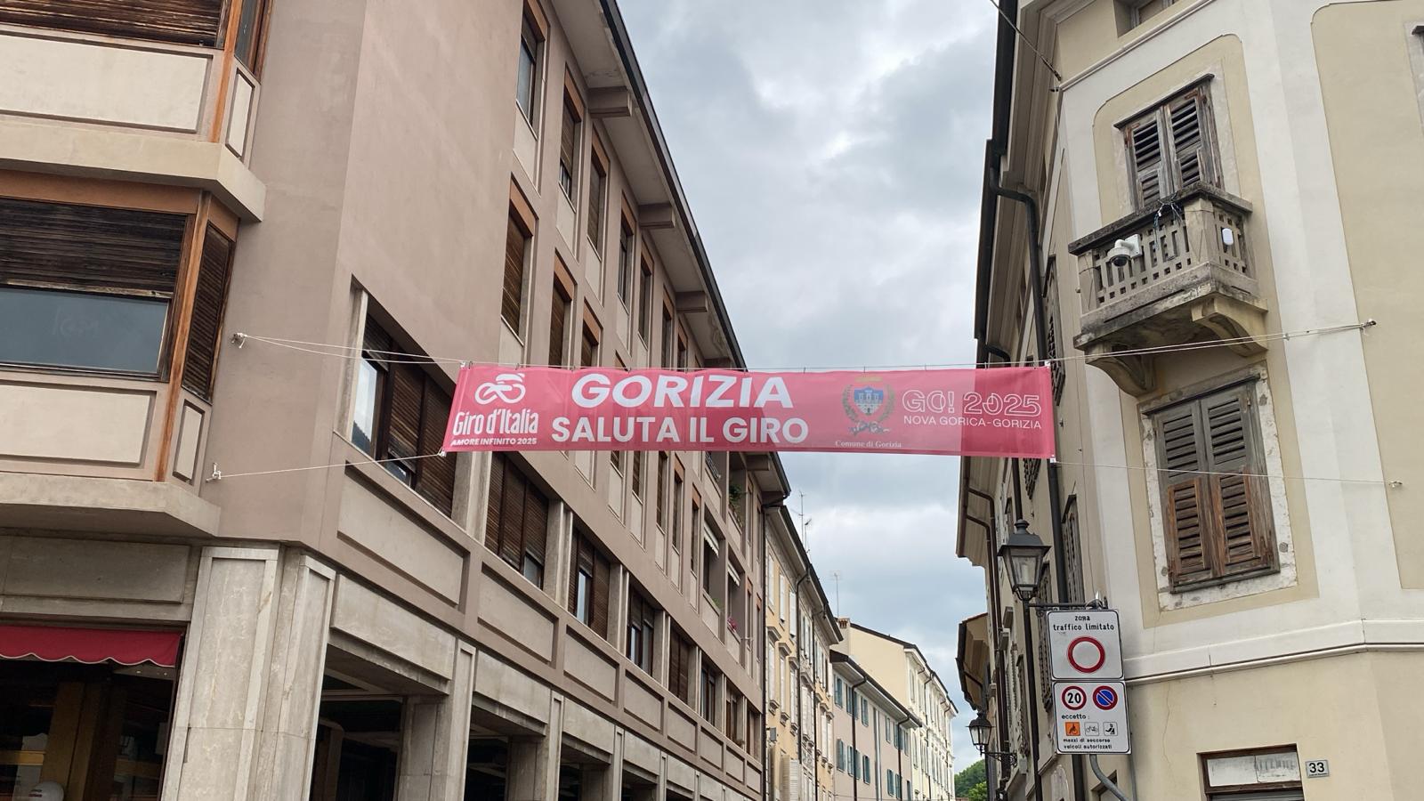 Copertina per Gorizia saluta il Giro d’Italia, ecco limitazioni al traffico e divieti. Il Prefetto Fedullo: «Collaborazione sinergica tra Italia e Slovenia»