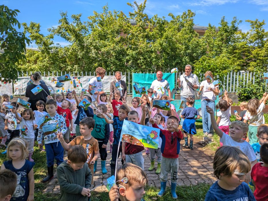 Copertina per Gorizia, alla scuola 'Ringaraja' si coltiva la sostenibilità nell’orto didattico assieme a Isontina Ambiente