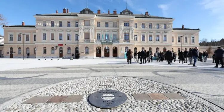 Copertina per L’ ‘economia’ delle relazioni e il turismo «che unisce» a èStoria nelle pagine di Mara Černic e altri cinque autori