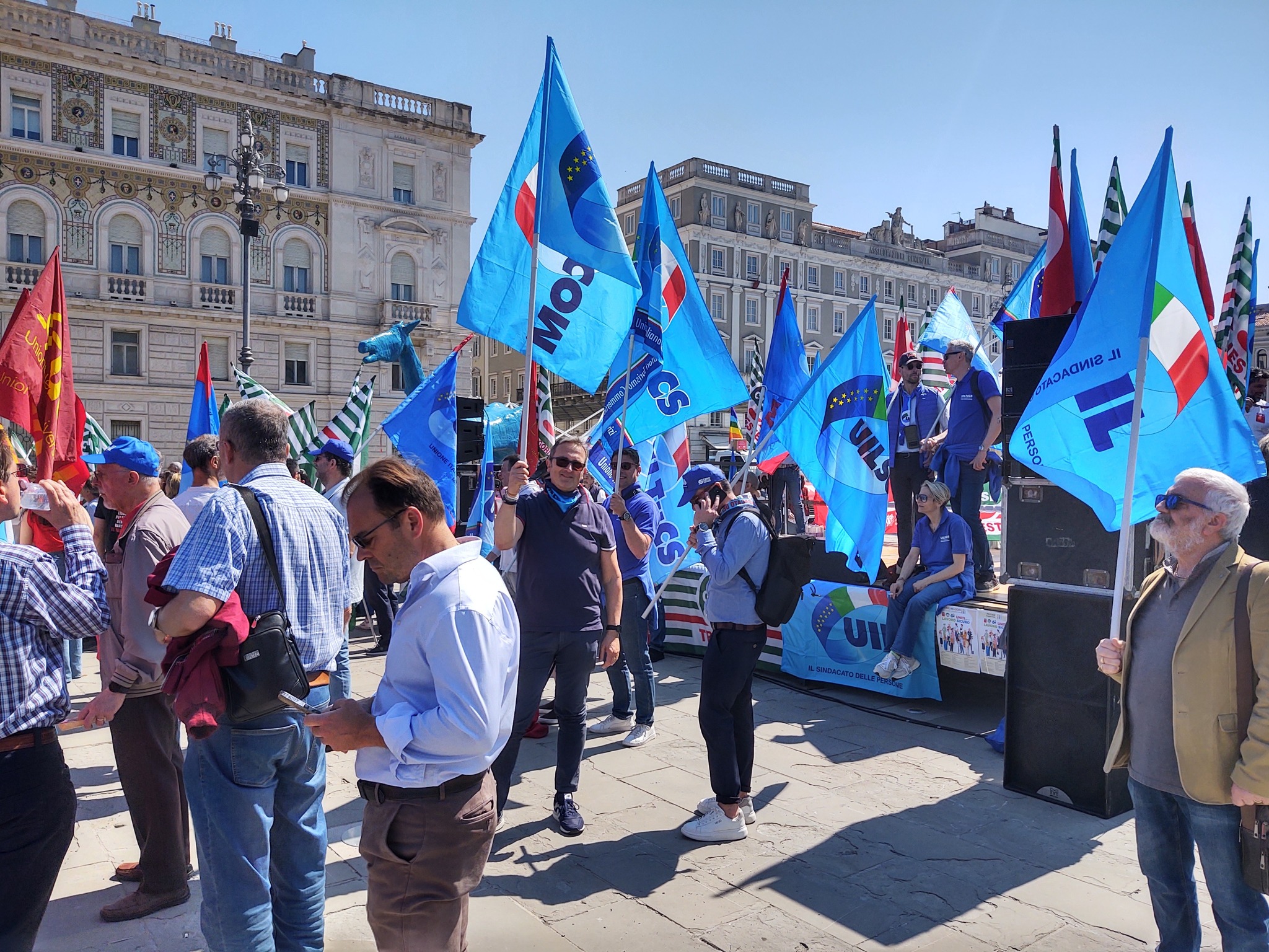 Copertina per La Carovana Uil arriva a Gorizia in piazza Vittoria: «Basta lavoratori invisibili»