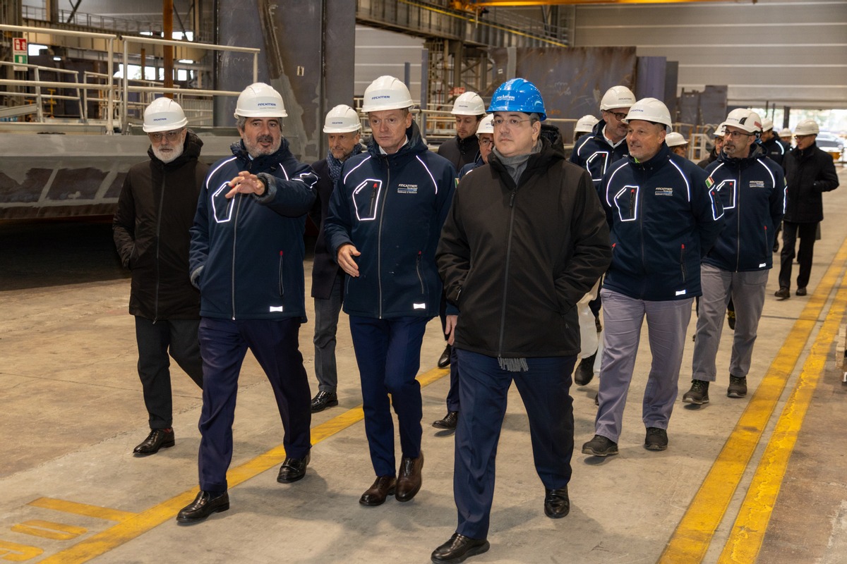 Immagine per Fincantieri, il commissario europeo Tzitzikostas visita il cantiere: «Rafforzare la leadership tecnologica del settore»