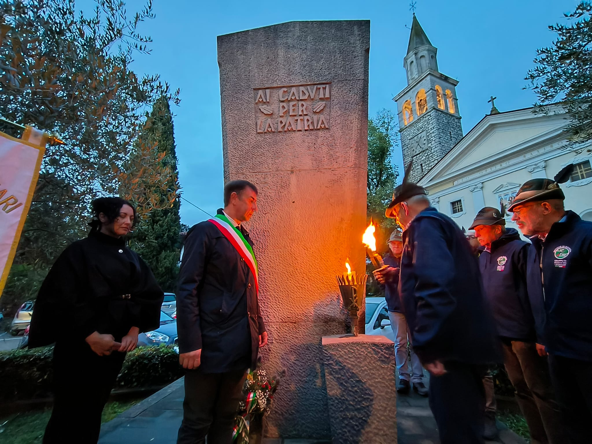 Copertina per Ronchi, accesa la Fiaccola Alpina della Fraternità al Monumento ai Caduti per la Patria