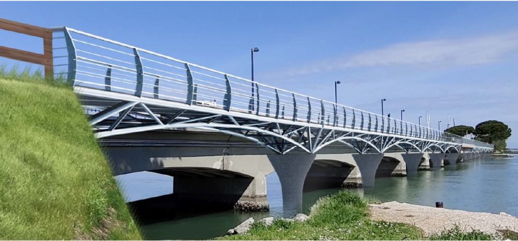 Immagine per Ciclabile FVG1 a Grado, avviati i lavori per superare la strettoia sul ponte girevole. Investimento da 3,6 milioni