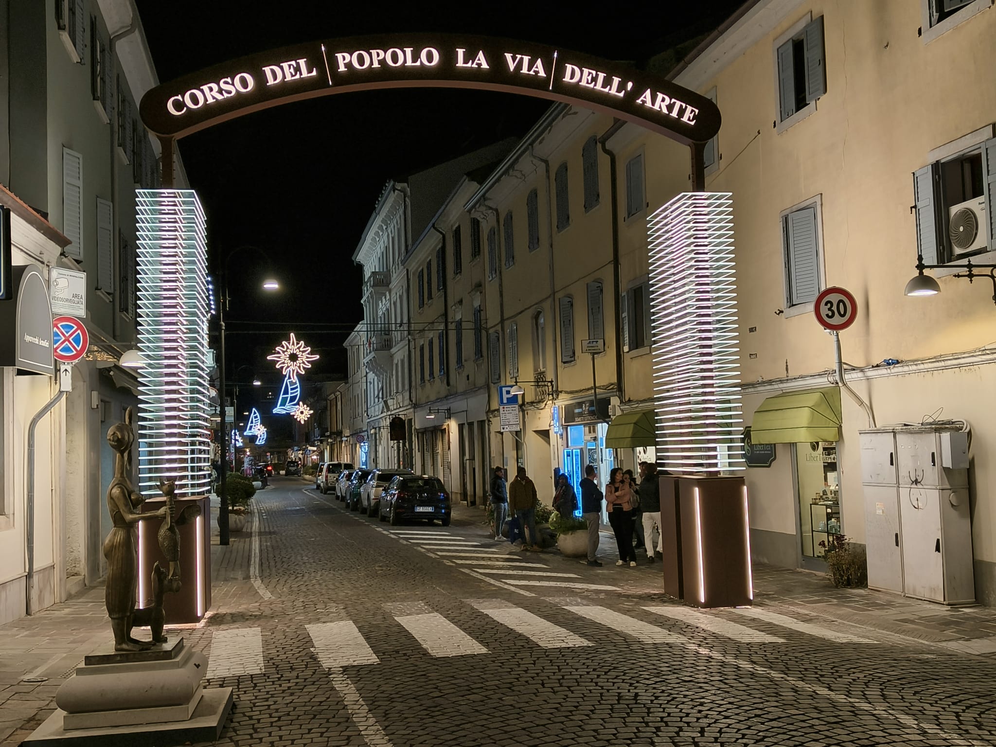 Copertina per Il Portale della Via dell’Arte illumina Corso del Popolo a Monfalcone