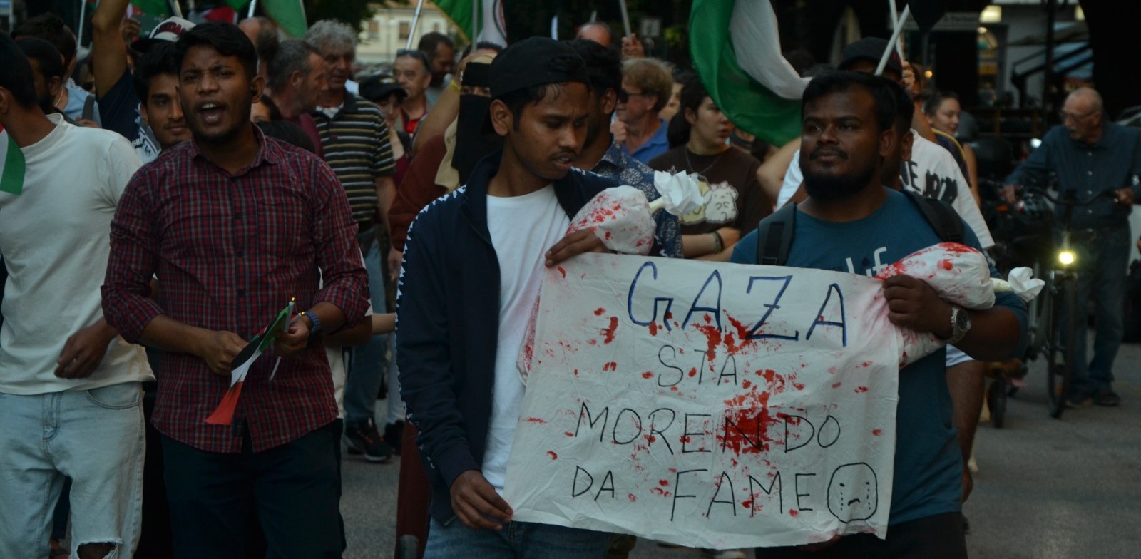 Copertina per Monfalcone, in oltre 500 chiedono pace e giustizia per la Palestina: il corteo richiama varie correnti politiche