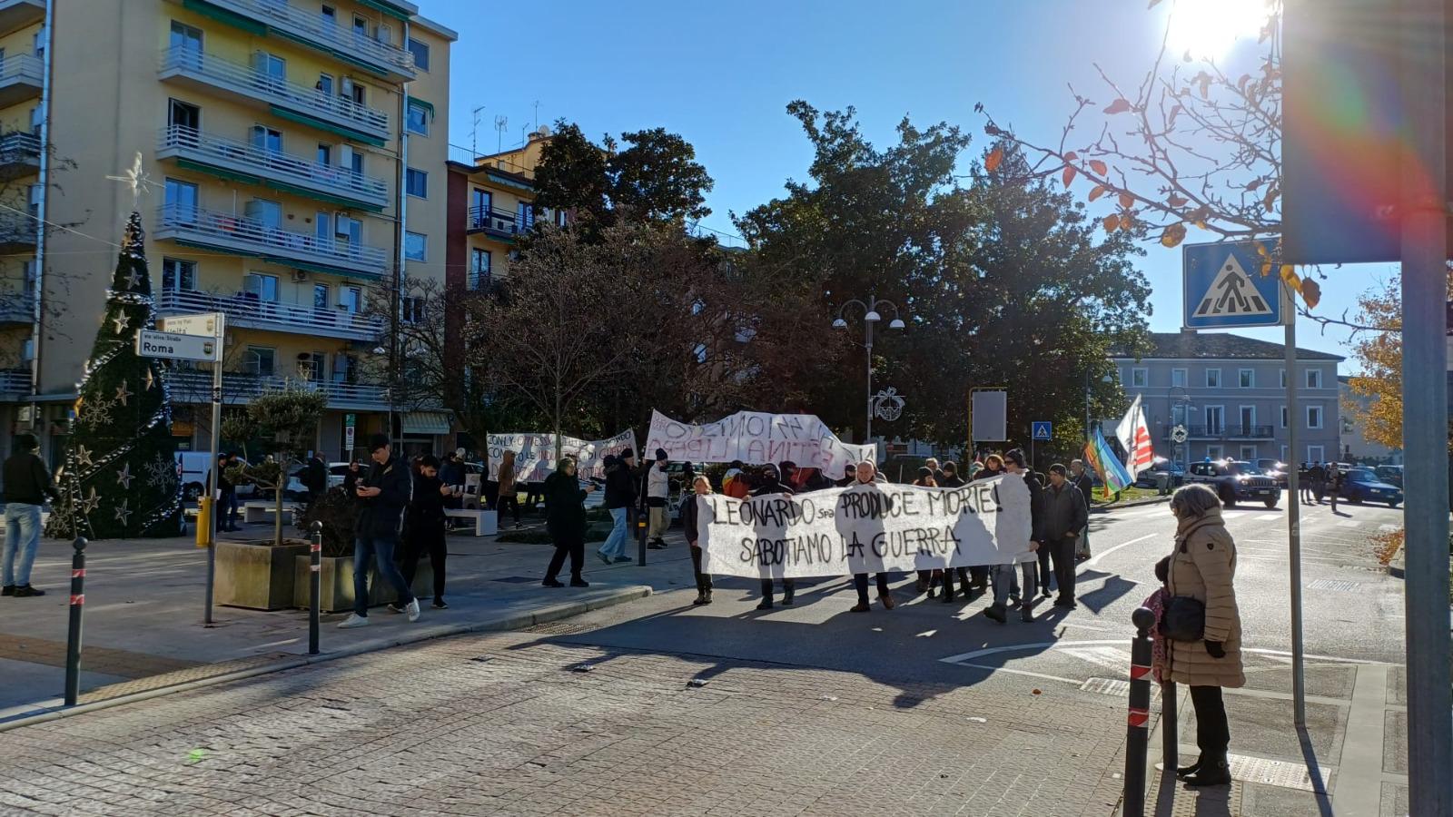 Anti militaristi davanti ai cancelli della Leonardo, la protesta a Ronchi a difesa della Palestina
