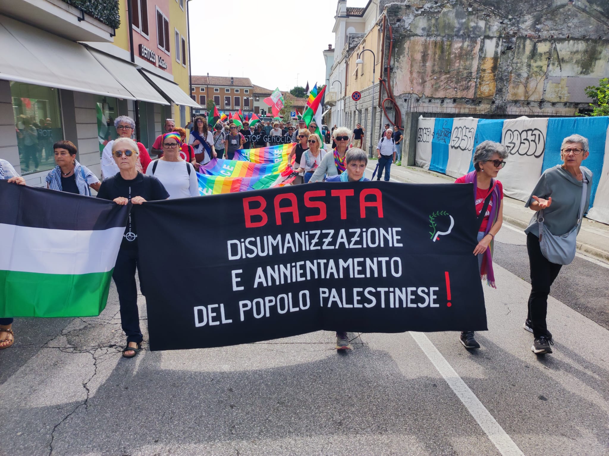Ronchi, in 300 al corteo giunto alla Leonardo per chiedere la liberazione della Palestina e lo stop alle armi