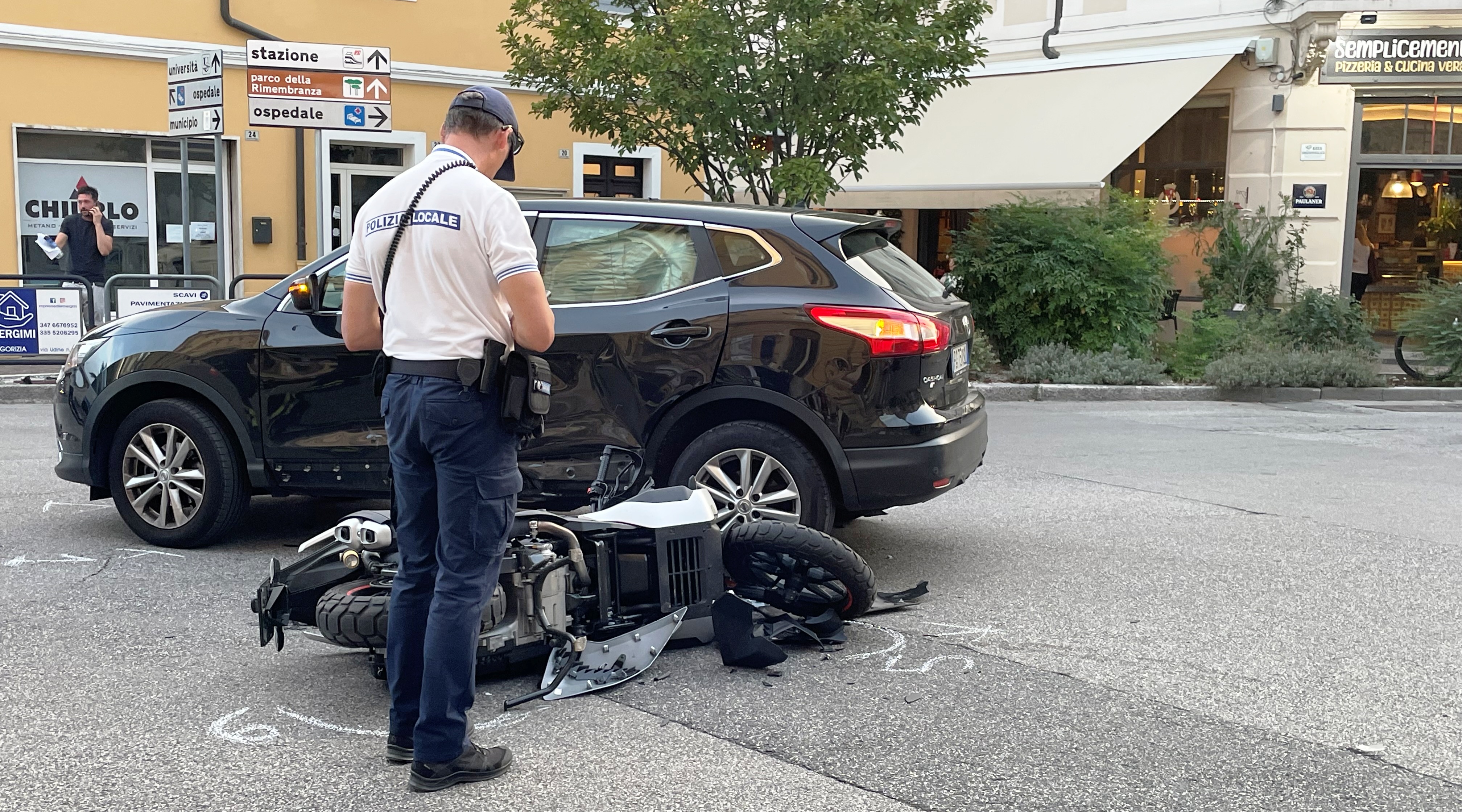 Moto contro auto davanti al tribunale, paura a Gorizia 