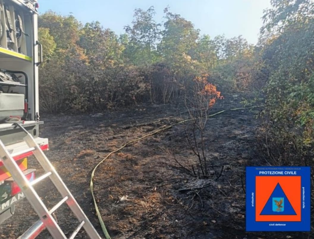 Incendio tra San Martino del Carso e Poggio Terza Armata, rogo circoscritto: le bonifiche proseguono tutta la notte