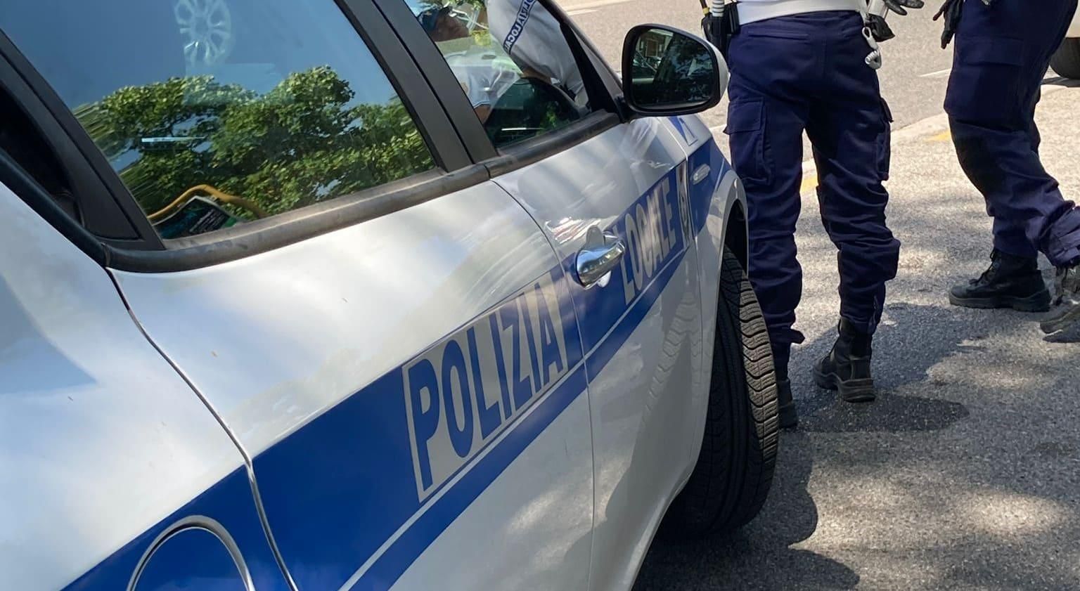 Monfalcone, giovane egiziano fugge alla vista della Polizia Locale: trovato con un’arma a tre lame