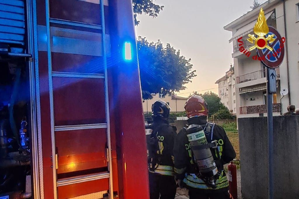 Monfalcone, fiamme in un appartamento in via Bari: quattro persone in ospedale per accertamenti