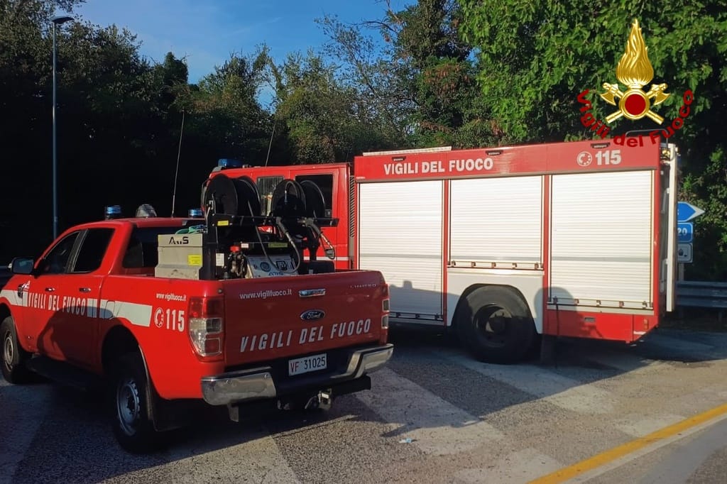 Incendio della Moschenizza, riaperta la Statale 14. Il Campo base della Protezione Civile trasferito alla Cartiera Mondi