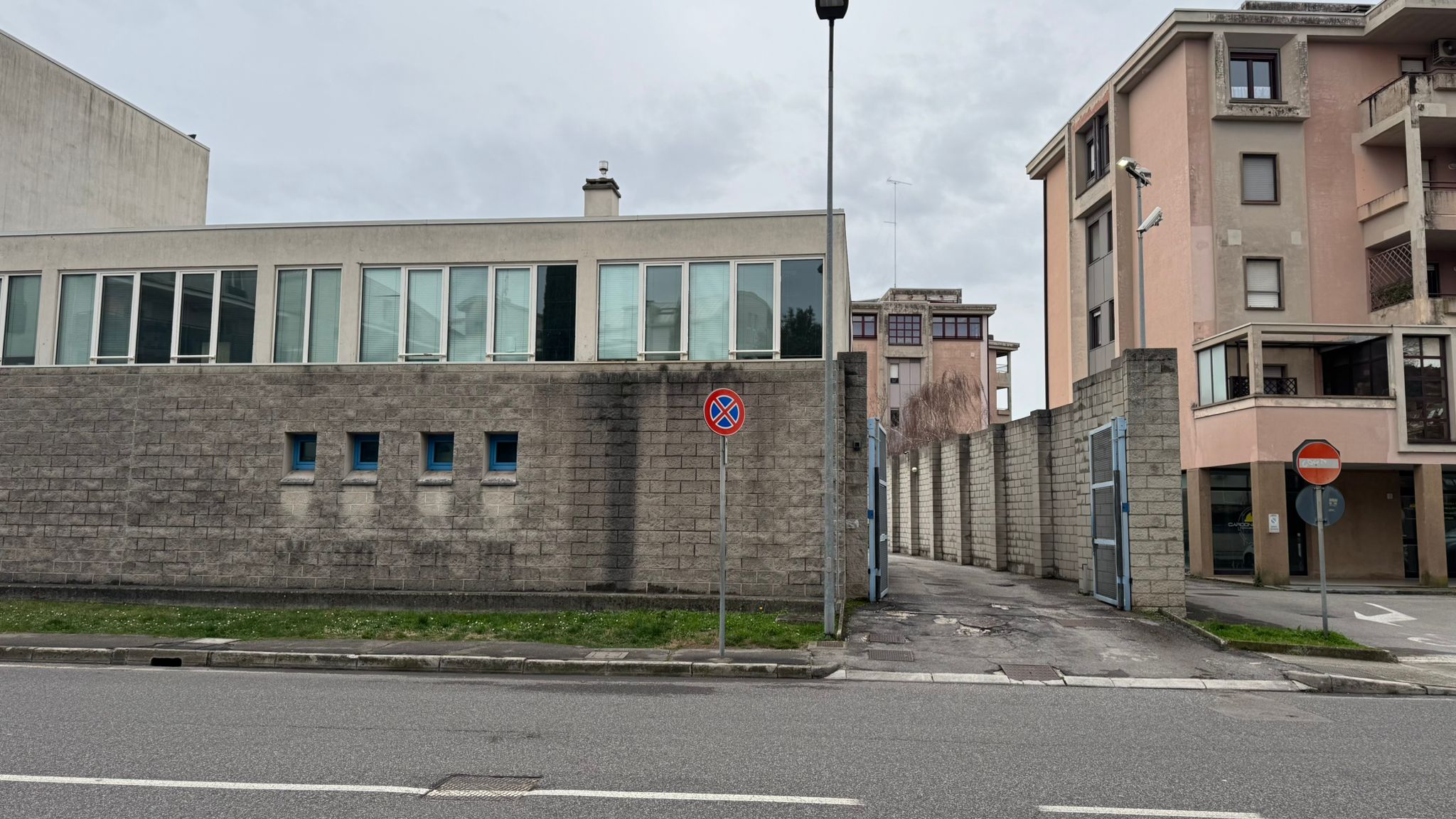 Immagine per Fotonotizia – Monfalcone, il portone del Commissariato su via Valentinis è spesso spalancato: rischioso?