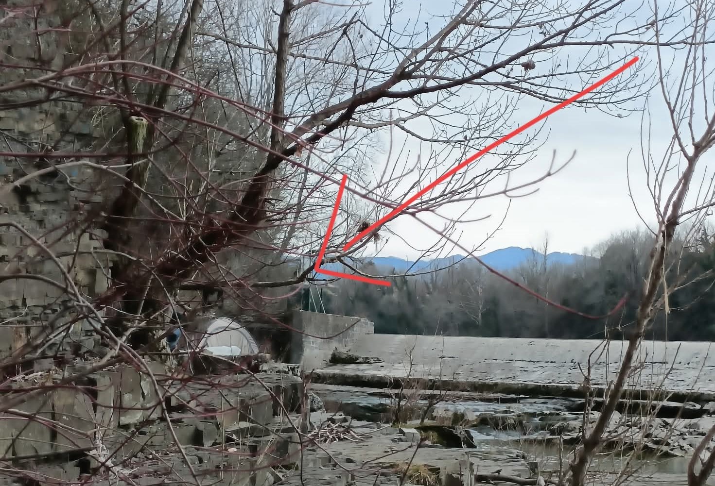 Ancora bivacchi al Parco di Piuma, il leghista Altinier: «Accampamento vicino alla diga, non possono stare lì»