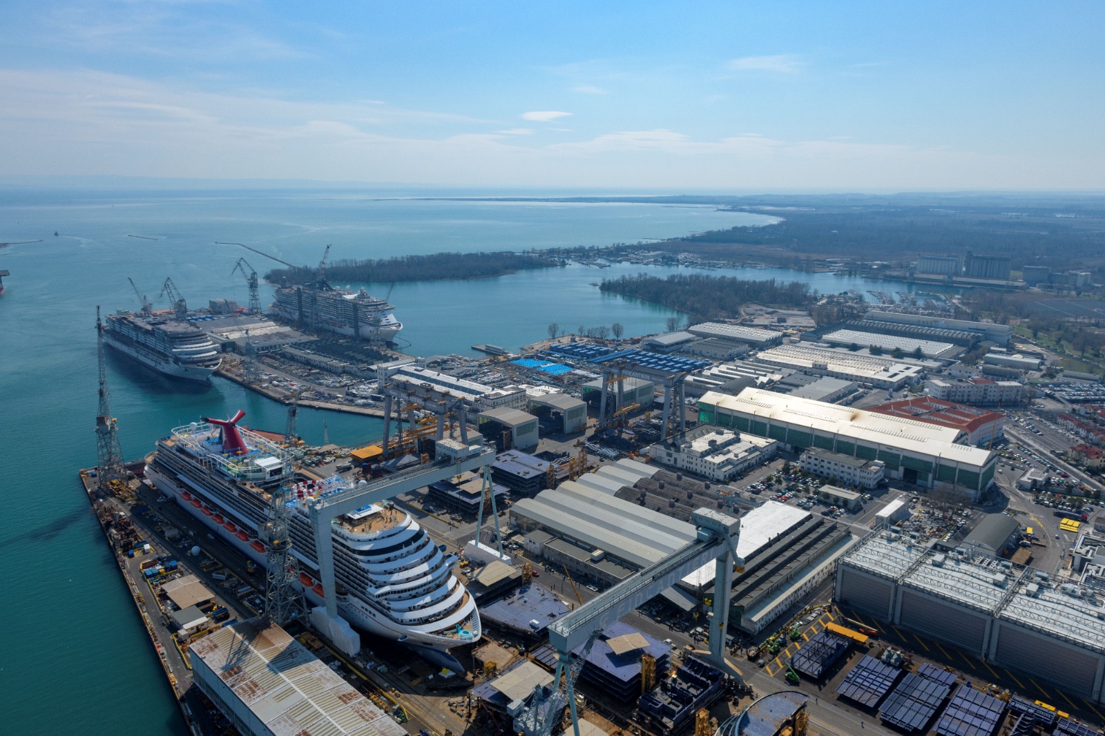 Immagine per Collaborazione tra Fincantieri e Fiamme Gialle, Cisint chiama Fedriga per mediare. Serracchiani, «Relazioni istituzionali rotte da lei»