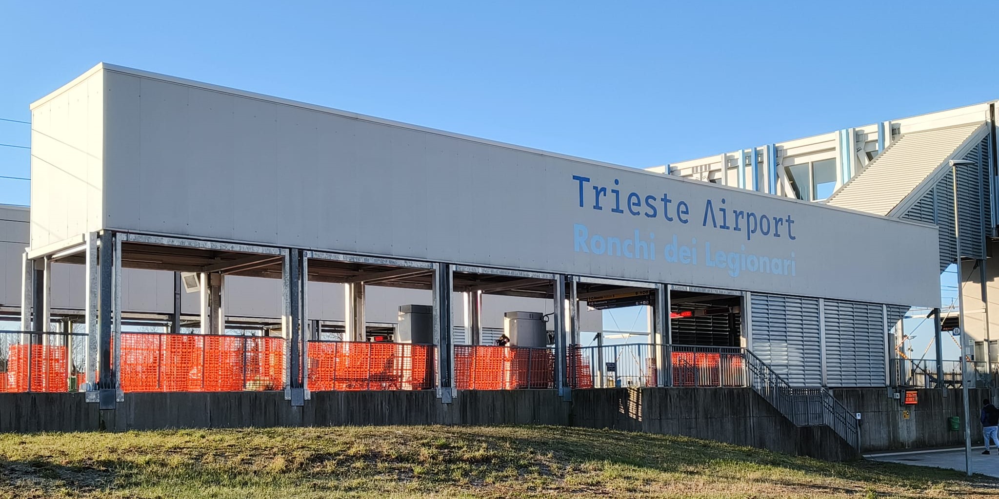 Immagine per Trieste Airport e RFI: i rilievi di Moretti su fermata ferroviaria unica, presidio antincendio e passaggi a livello