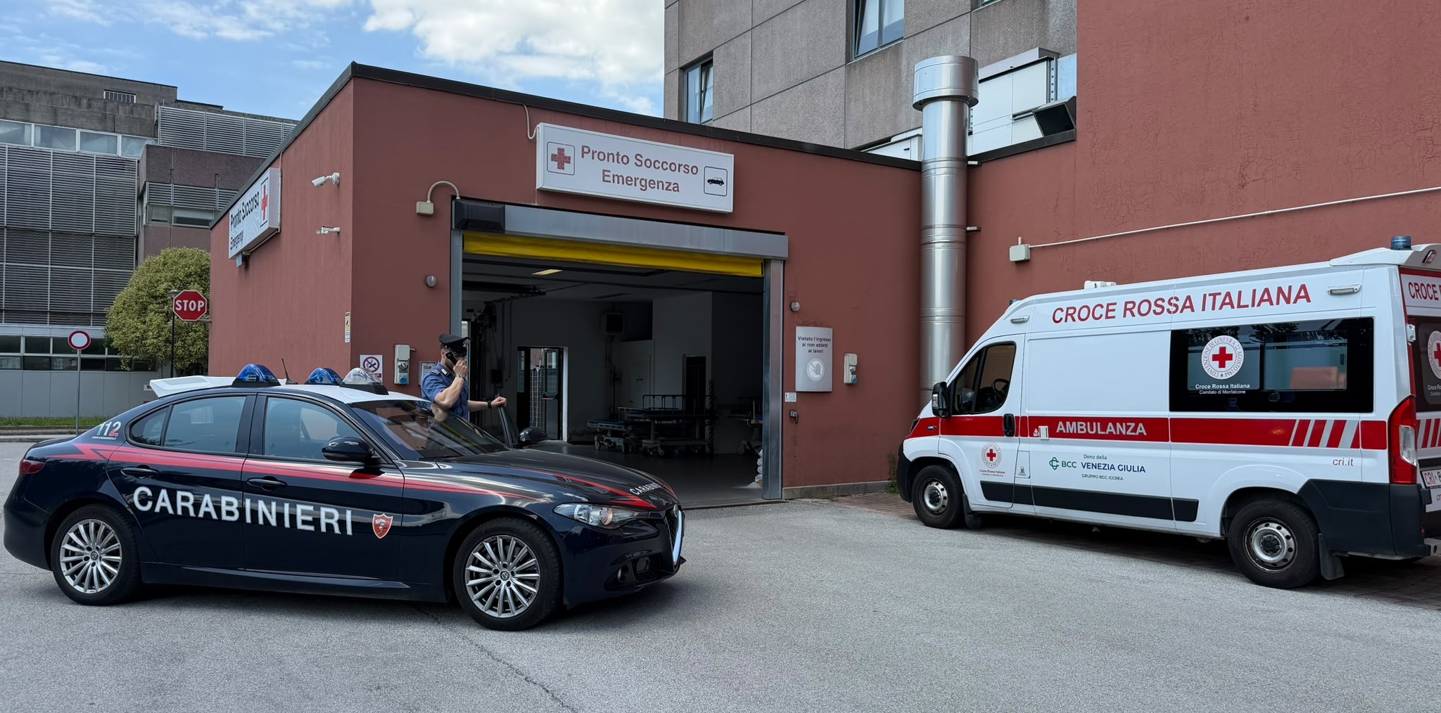 Immagine per Monfalcone, tenta di gettarsi dal balcone: salvata da Carabinieri, Vigili del Fuoco e Personale Sanitario