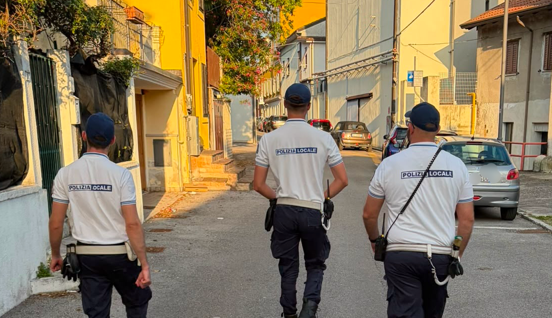 Immagine per Monfalcone, controlli notturni di Polizia Locale: trovato alloggio sovraffollato con 15 persone, verifiche a tappeto su strade e nei parchi cittadini