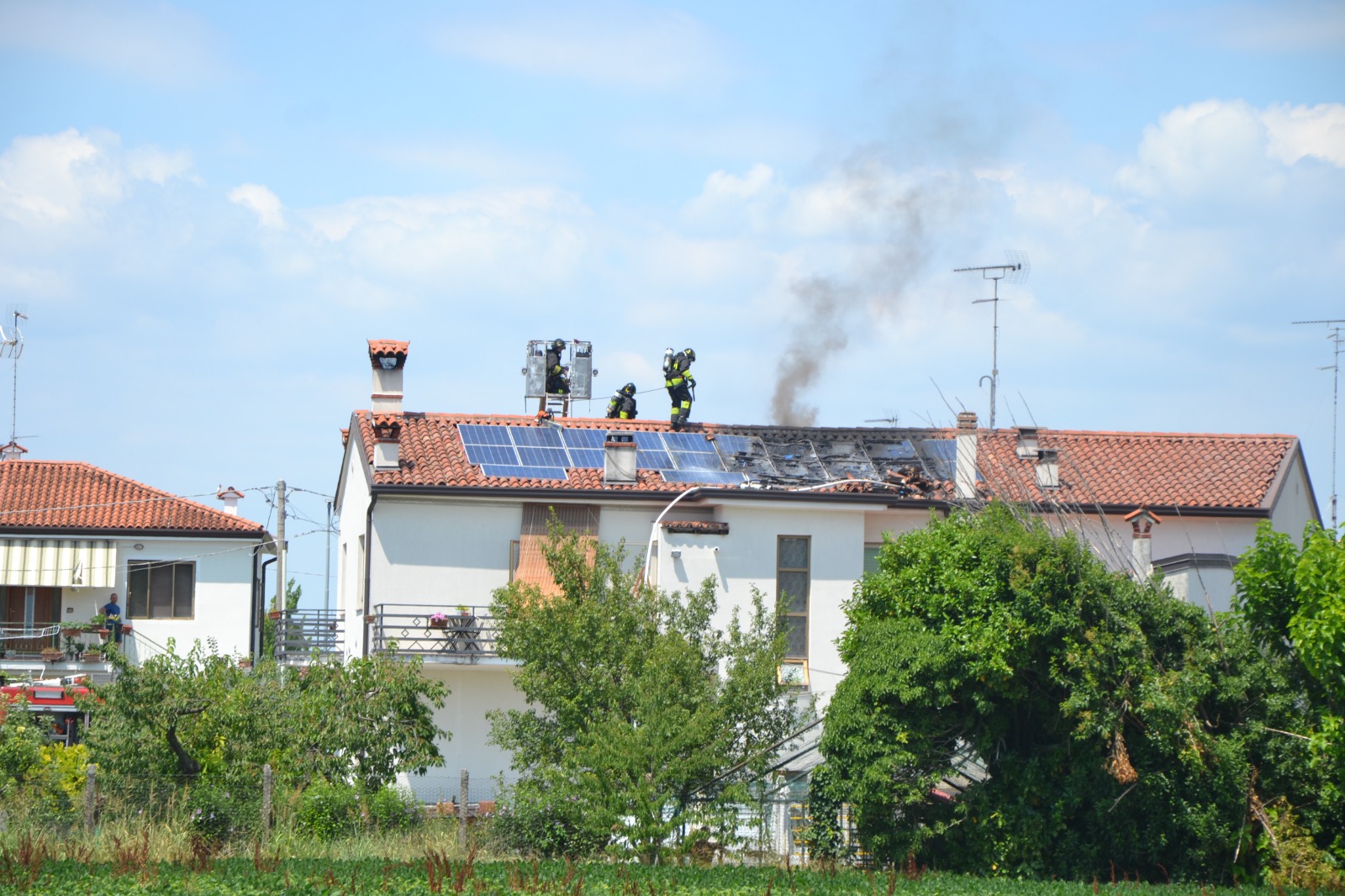 Immagine per Staranzano, a fuoco i pannelli fotovoltaici sul tetto di un'abitazione in via San Giorgio