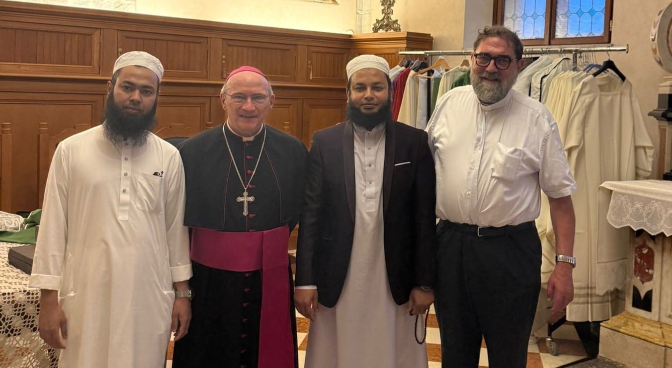 Fotonotizia - Il grazie della comunità musulmana monfalconese a monsignor Redaelli