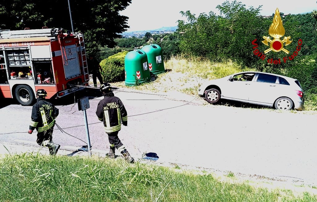 Immagine per Auto in bilico sulla scarpata a San Floriano del Collio: intervengono i Vigili del Fuoco di Gorizia